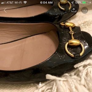 Gucci patent leather open toed flats